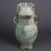 Jade-Deckelvase - China, Qing-Dynastie, 19.Jh., seladongrüne Nephrit-Jadevase m