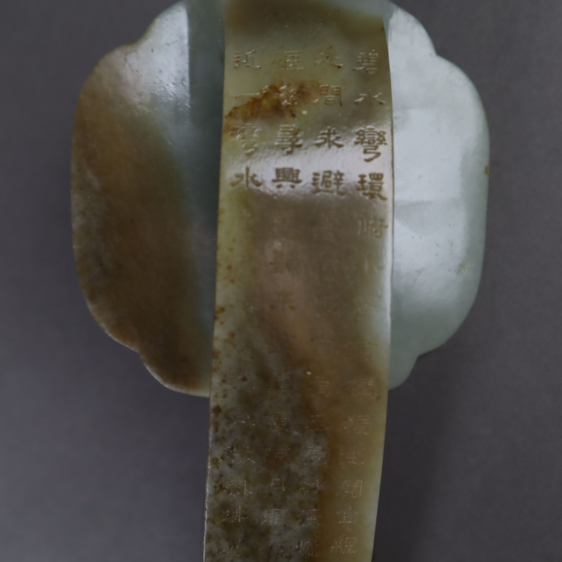 Großes Ruyi-Zepter - China, 20.Jh., seladonfarbene Jade mit weißlichen und brau - Bild 8 aus 11