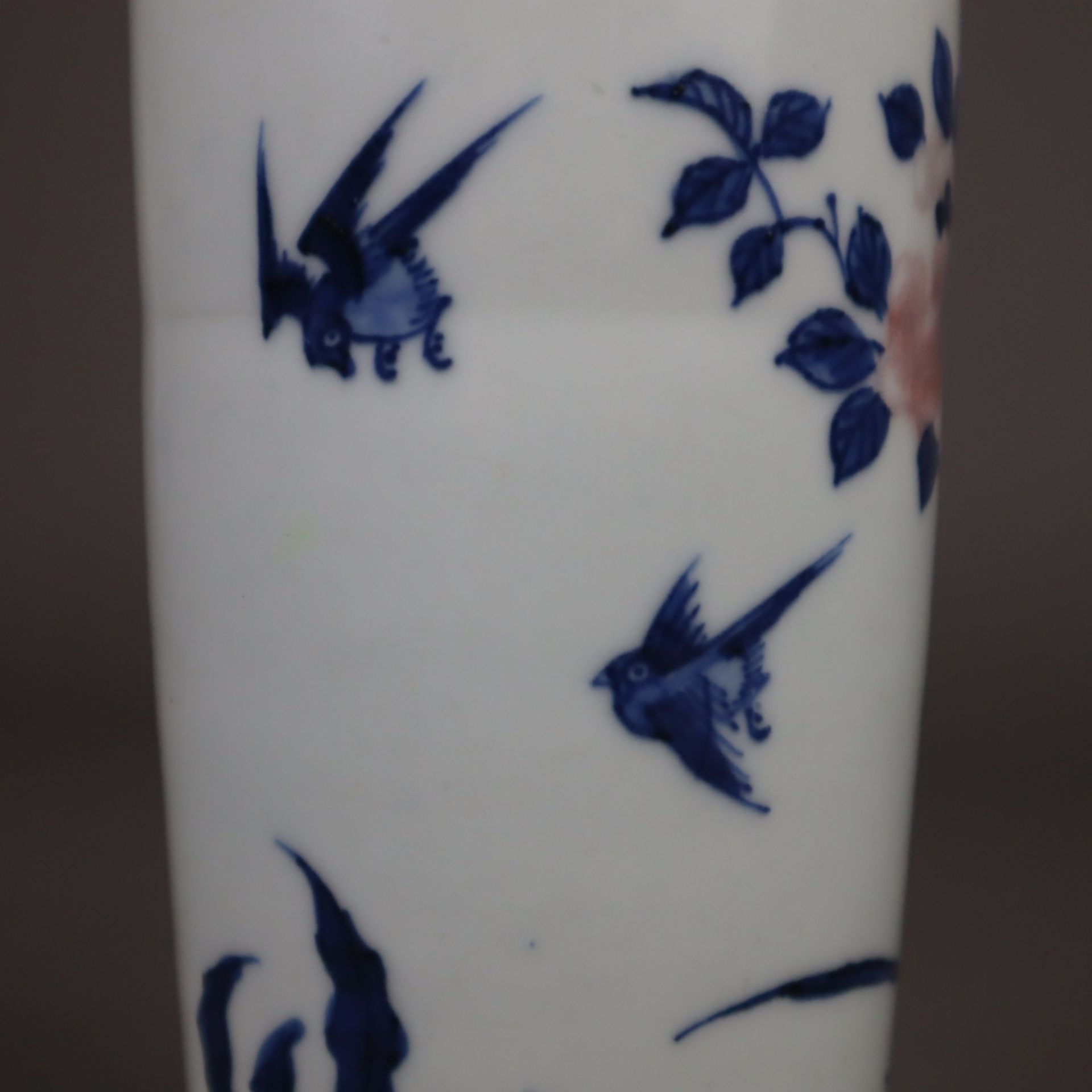 Rouleau-Vase - China, Porzellan, schlanke Form mit ausgestellter Mündung, Bemal - Image 8 of 9