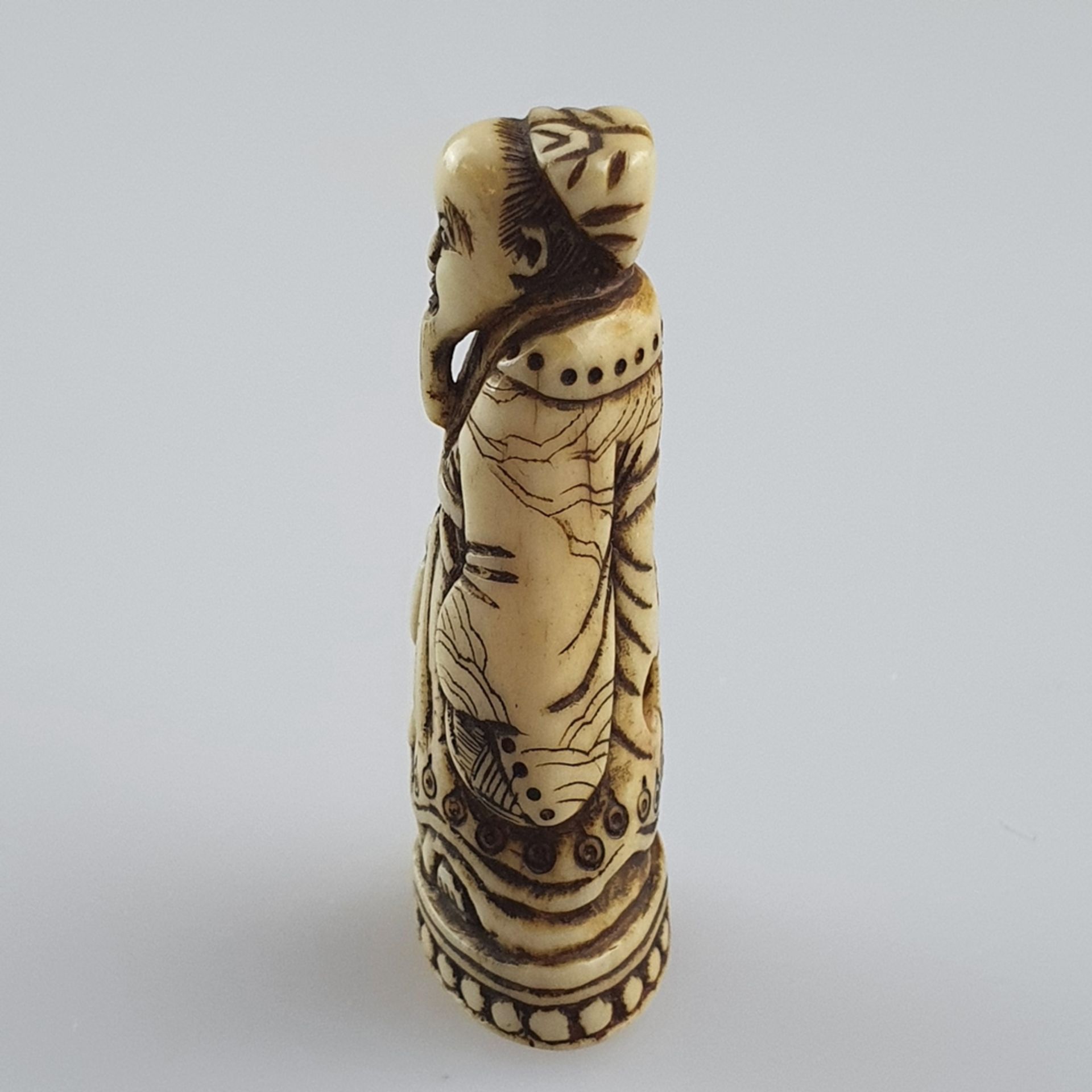 Schmales Katabori-Netsuke - Japan, Elfenbein, fein geschnitten, Höfling im lang - Bild 4 aus 7