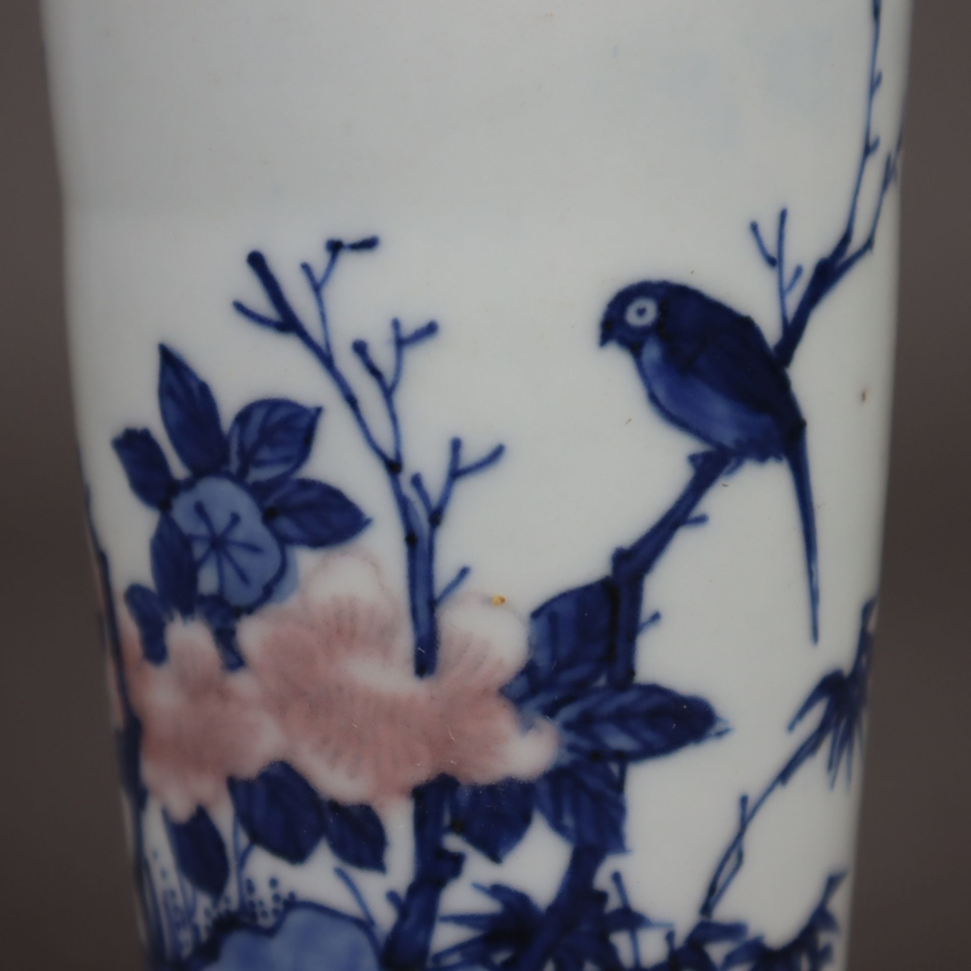 Rouleau-Vase - China, Porzellan, schlanke Form mit ausgestellter Mündung, Bemal - Image 4 of 9