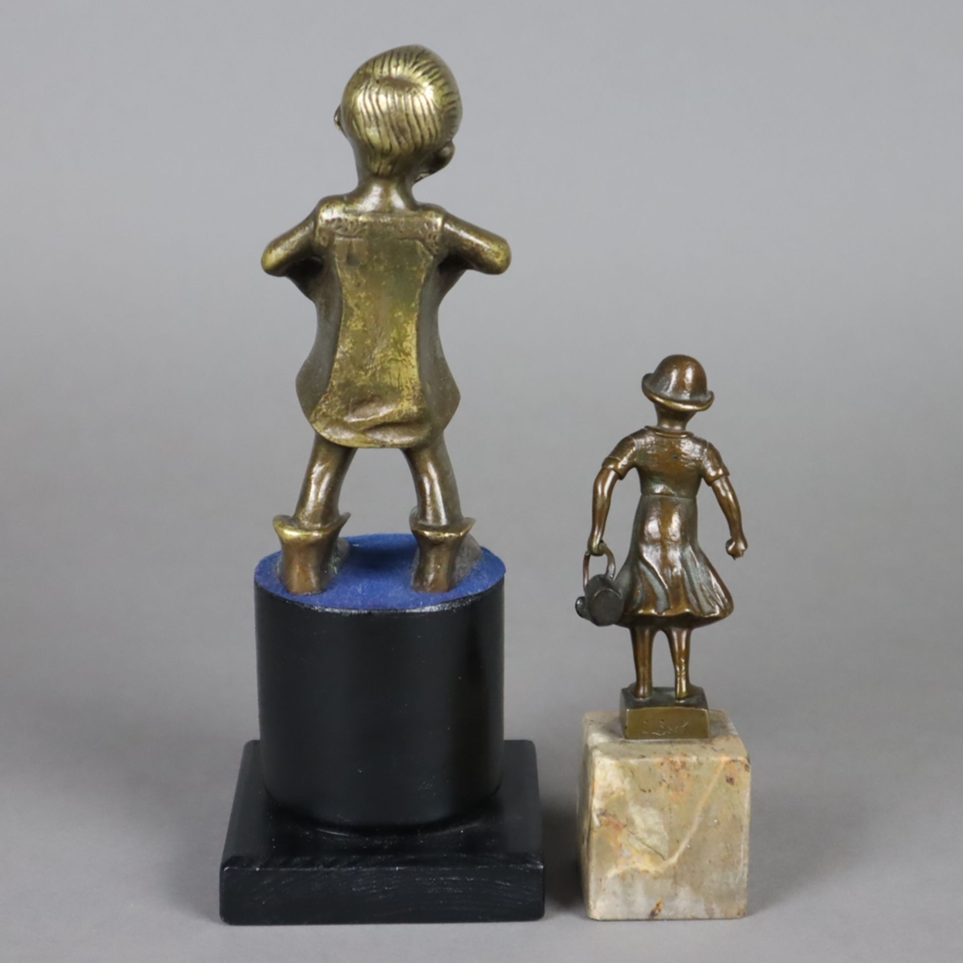 Zwei Kinderfiguren - Bronze, braun patiniert, 1x E. Beck, Mädchen mit Gießkanne - Image 2 of 7