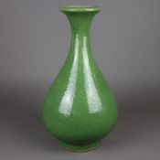 Vase - 'Yuhuchunping', Steinzeug mit monochrom grüner Glasur (mit feinem krista