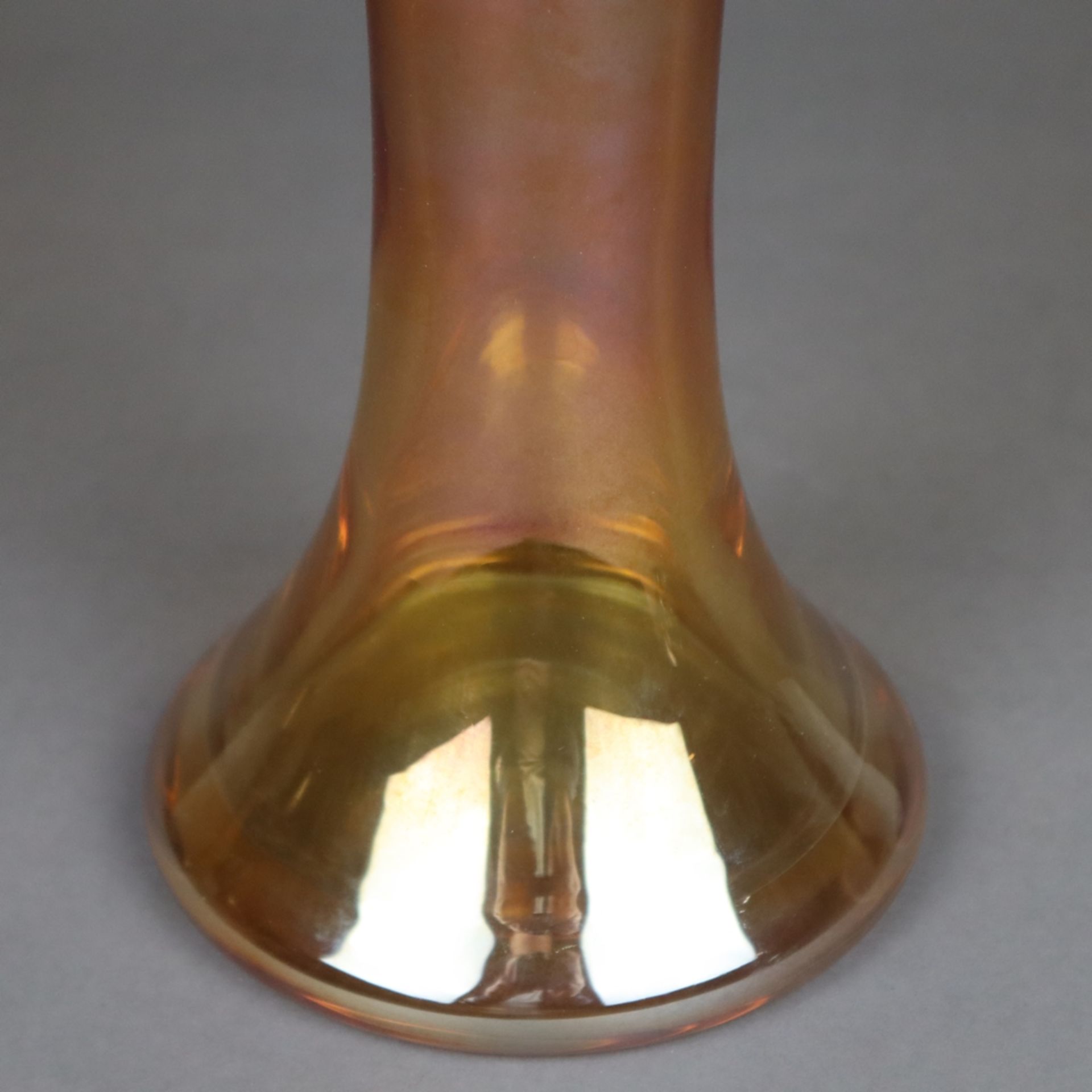 Vase - Erwin Eisch, Trompetenform, bernsteinfarbenes Glas, lüstriert, Boden mit - Bild 4 aus 6