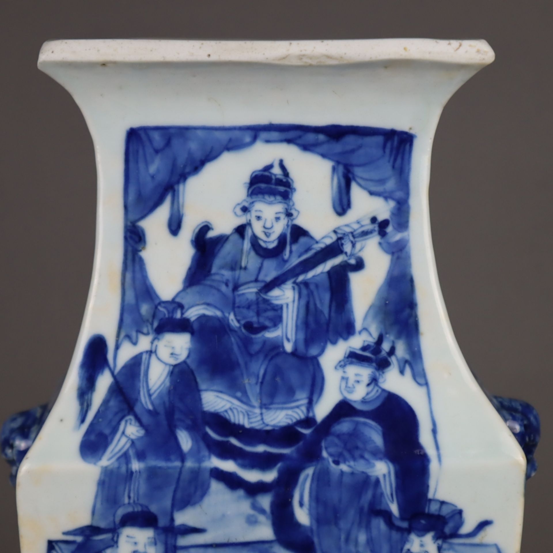 Blau-weiße Vierkantvase - China, Porzellan, Bemalung mit Landschaften mit Wächt - Bild 3 aus 14