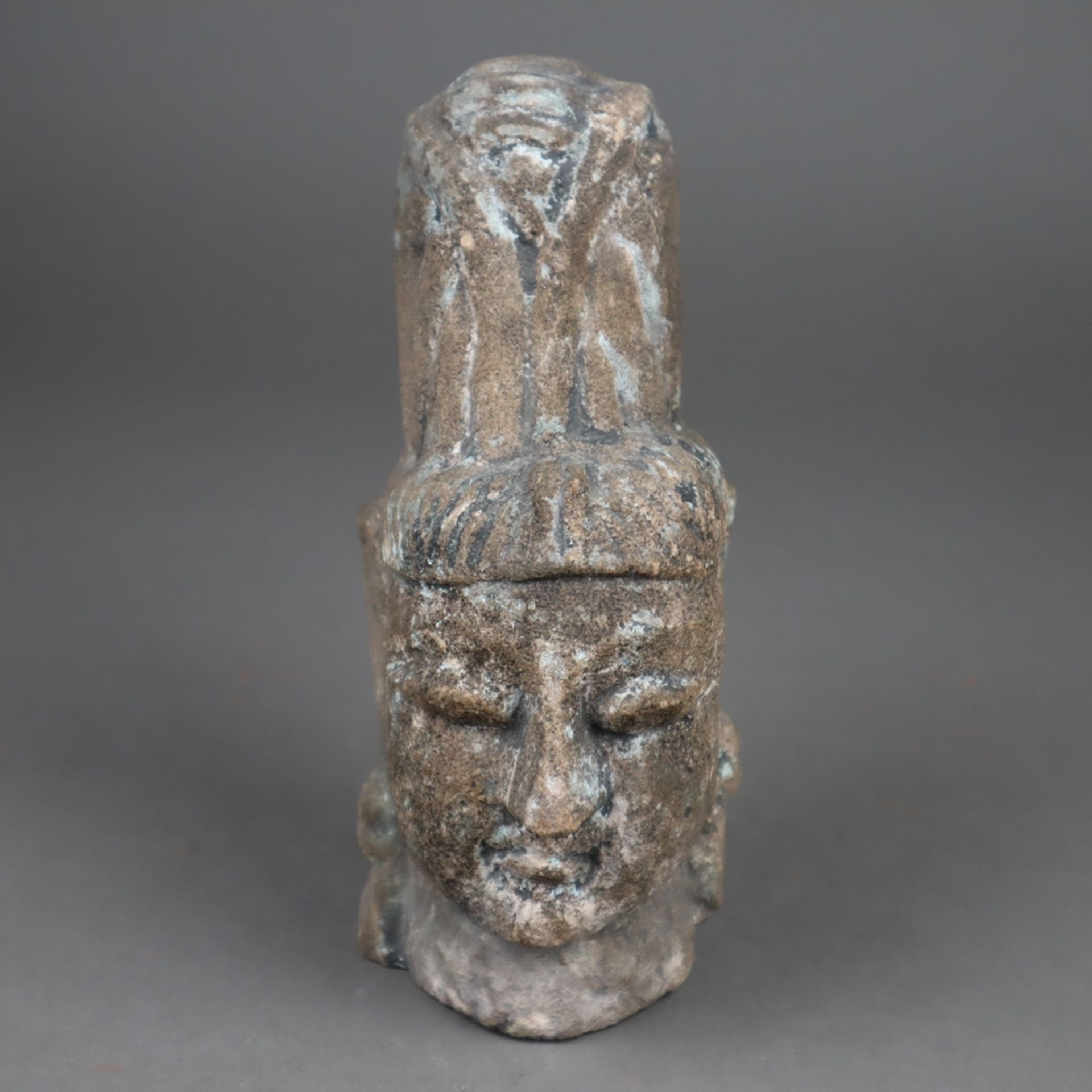 Guanyin-Kopf - China/Indien, Kopf der Göttin der Barmherzigkeit aus Sandstein,