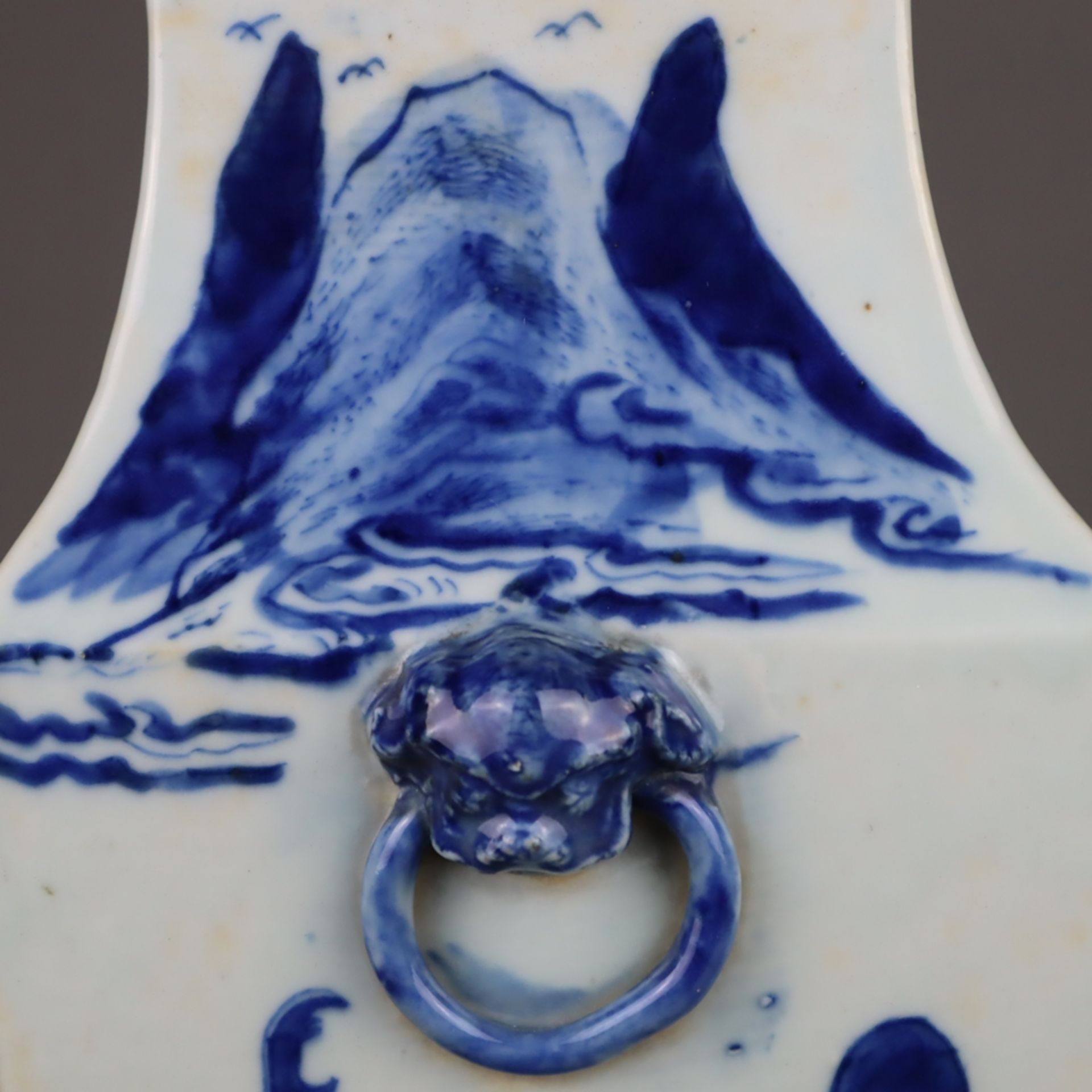 Blau-weiße Vierkantvase - China, Porzellan, Bemalung mit Landschaften mit Wächt - Bild 10 aus 14