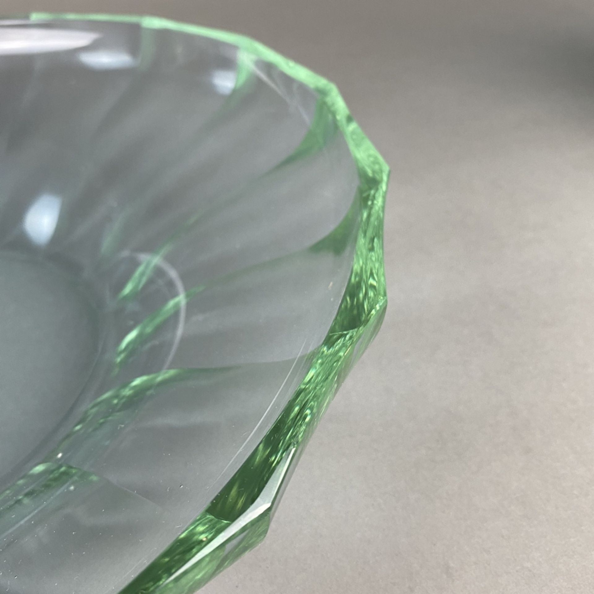 Art-Déco-Vase und -Schale - Alexandritglas, Vase zehnfach facettiert, mit ausge - Bild 4 aus 7
