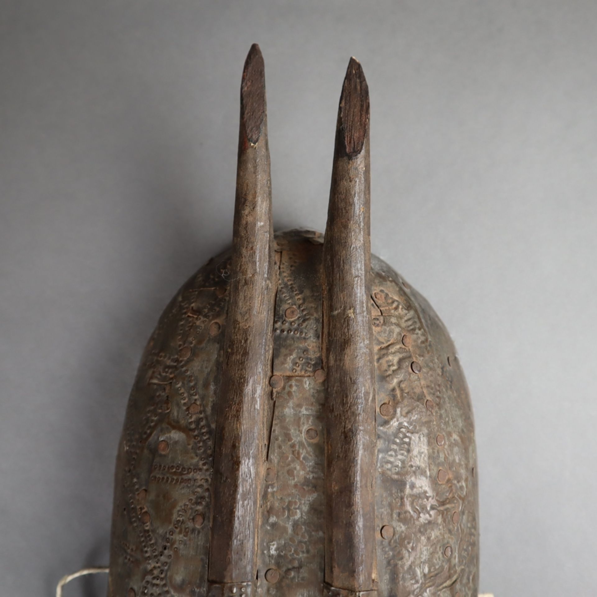 Metallbeschlagene Maske - Bambara/Marka, Mali, Holz/Metallbeschlag/Wolle, schma - Bild 5 aus 6