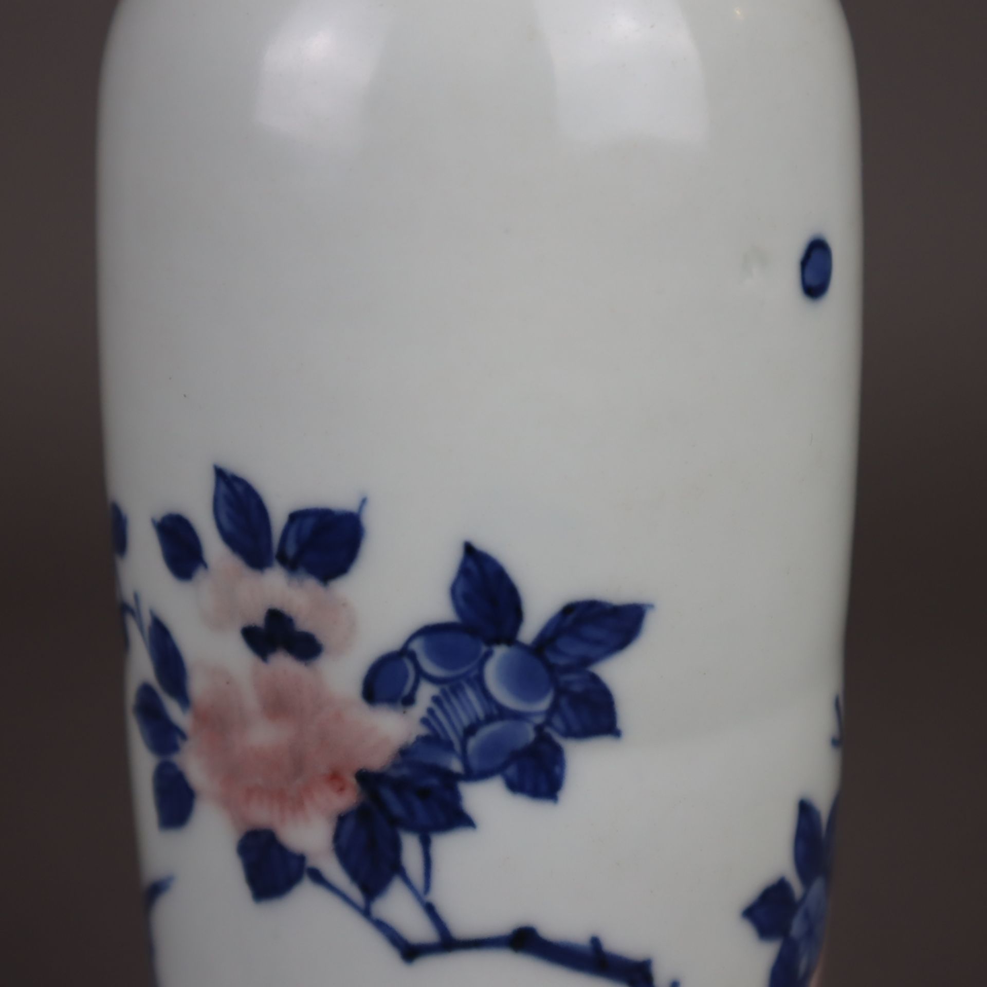 Rouleau-Vase - China, Porzellan, schlanke Form mit ausgestellter Mündung, Bemal - Image 5 of 9