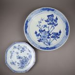 Zwei Platten – Porzellan fein bemalt in Unterglasurblau, kleine passig geschwei