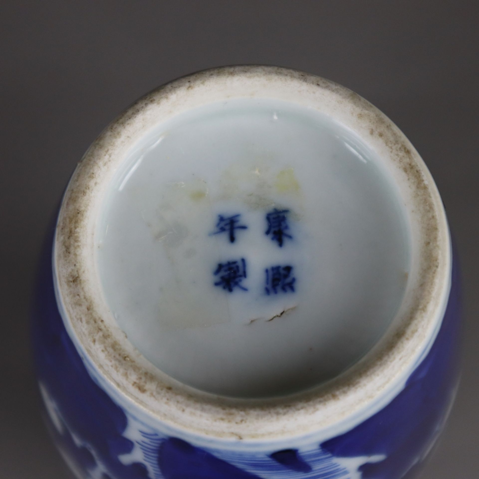 Vase mit Blütendekor - China, 20. Jh., Porzellan, Weiß-blau-Malerei mit Pflaume - Bild 8 aus 9