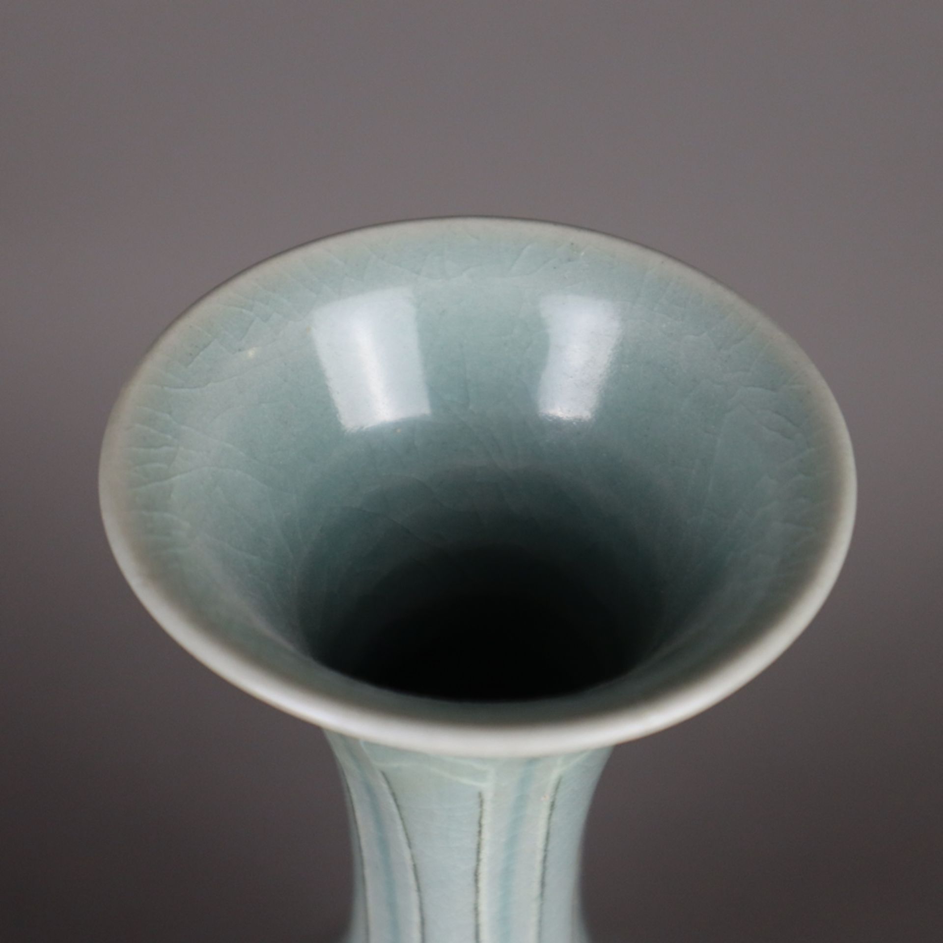 Vase - Korea, in Tropfenform mit fein vernetzter Seladon-Glasur, Dekor mit stil - Bild 2 aus 9