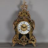 Pendule im Louis XV-Stil - geschwungener Korpus auf vier Volutenfüßen, verziert