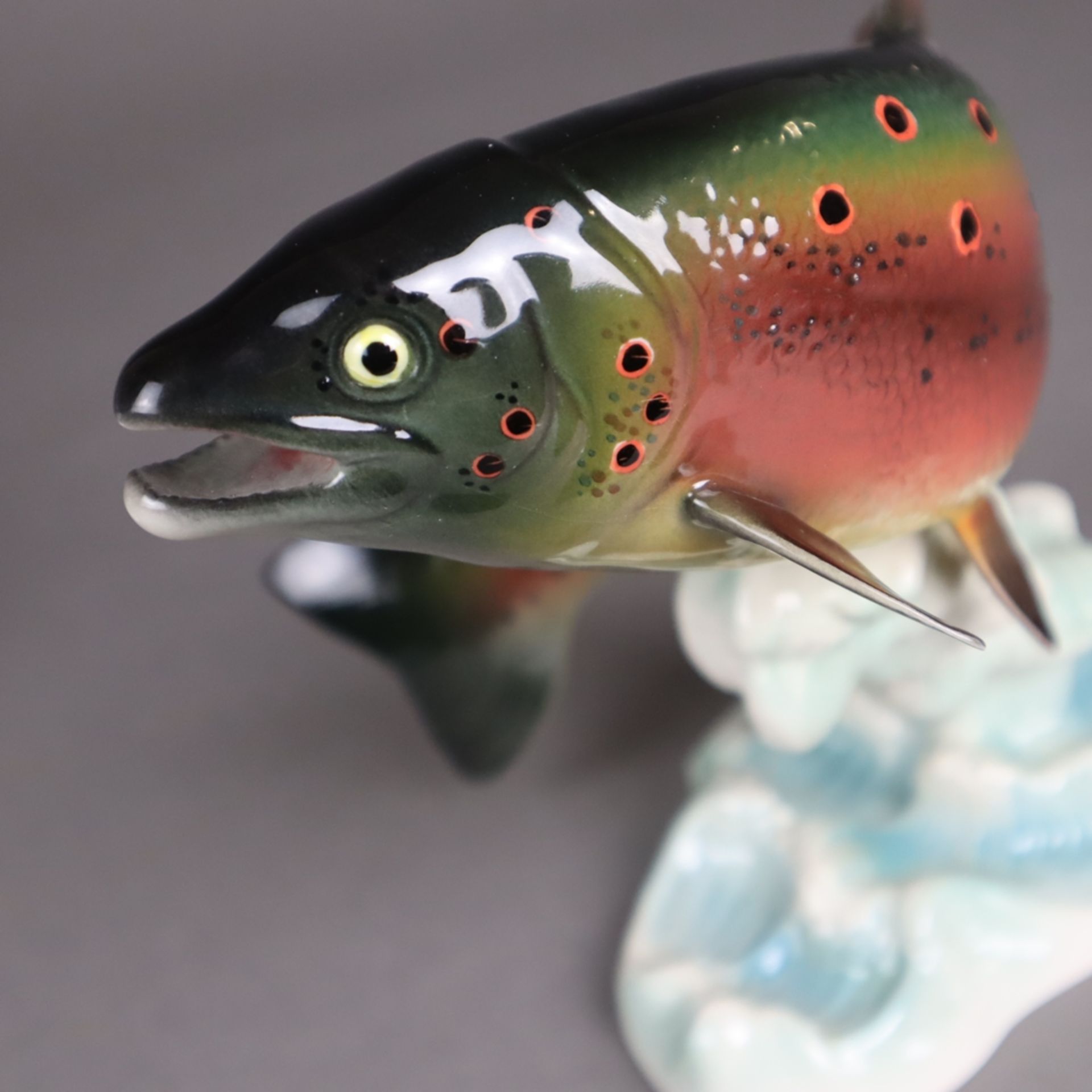 Zwei Fischfiguren "Lachs" - Goebel, Entwurf von Gerhard Skrobek (1922-2007), Po - Bild 5 aus 12