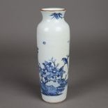 Rouleau-Vase - China, Porzellan, schlanke Form mit ausgestellter Mündung, Blaum