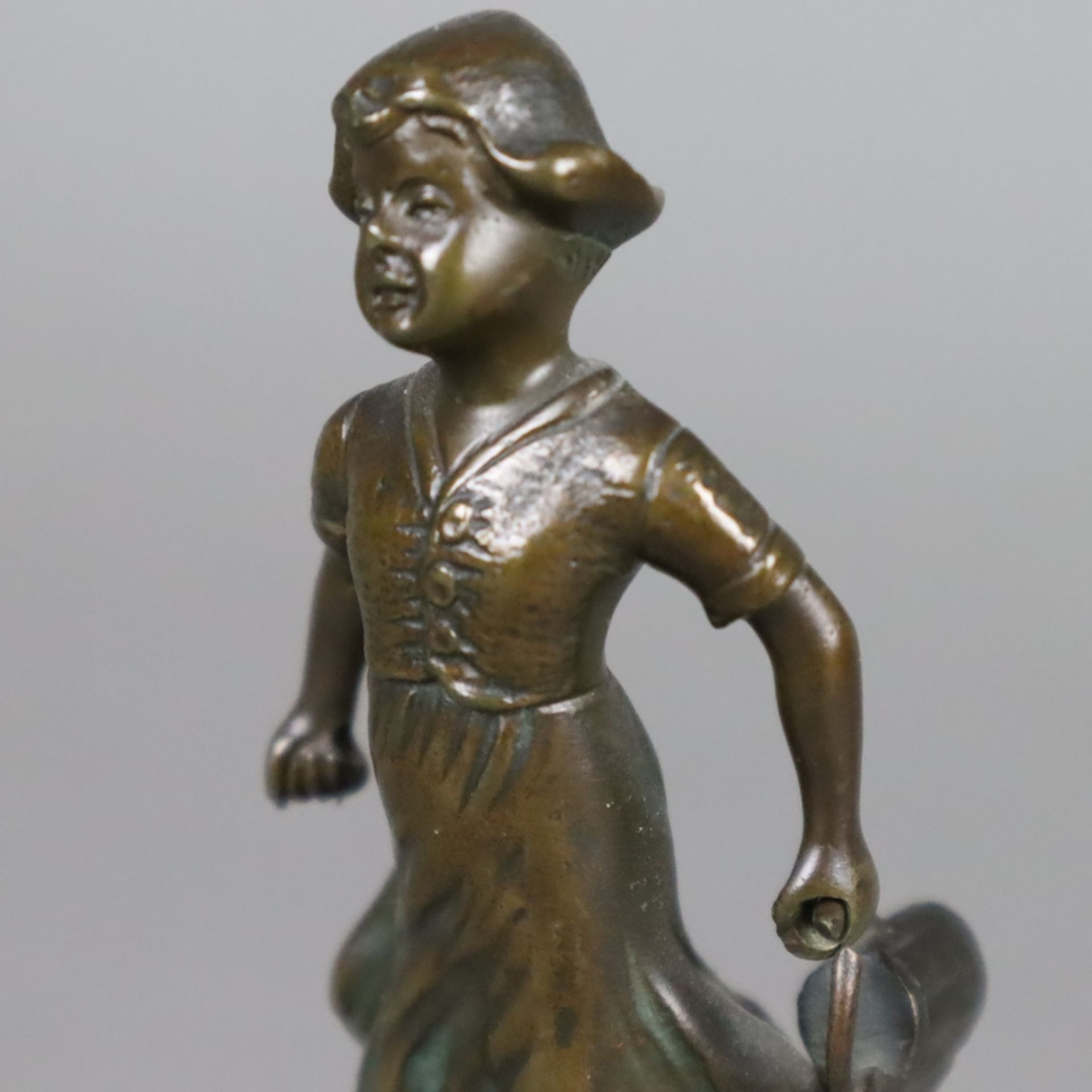 Zwei Kinderfiguren - Bronze, braun patiniert, 1x E. Beck, Mädchen mit Gießkanne - Image 6 of 7