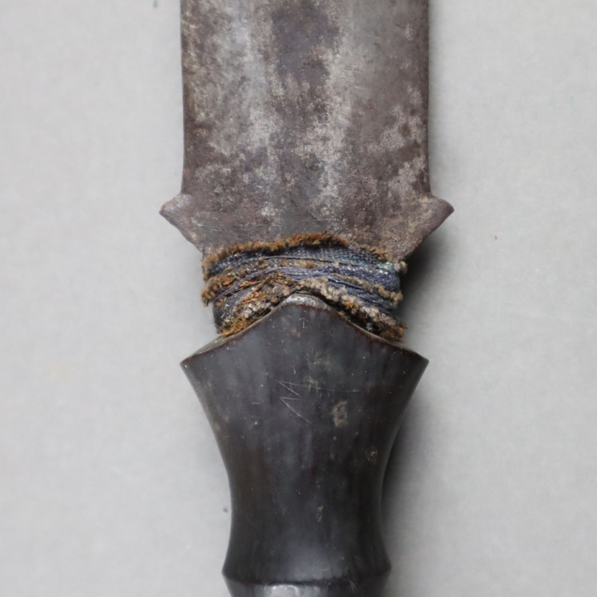 Afrikanisches Kurzschwert - Griff Holz geschnitzt, zweischneidige Stahlklinge v - Bild 4 aus 5