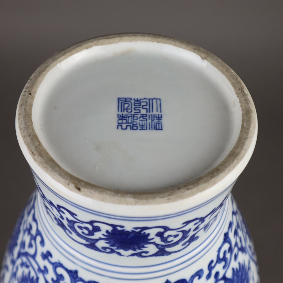 Blau-weiße Vase - China, Balusterform mit leicht ausgestellter Mündung, dekorie - Image 10 of 11