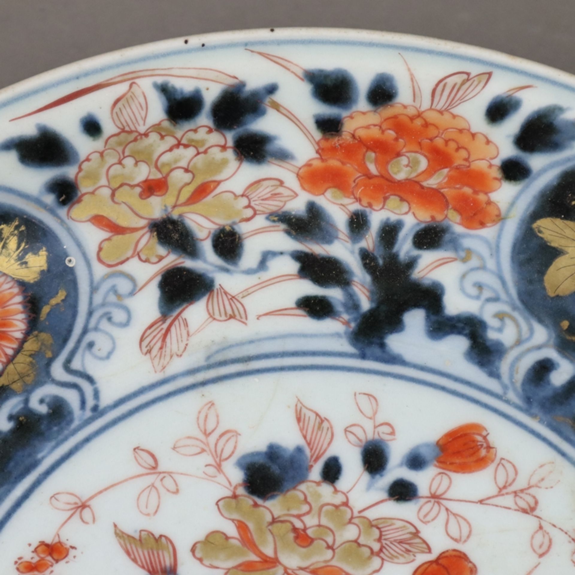 Imari-Teller - Japan, um 1700, schwerer Porzellanscherben mit gemaltem "Imari"- - Bild 5 aus 7