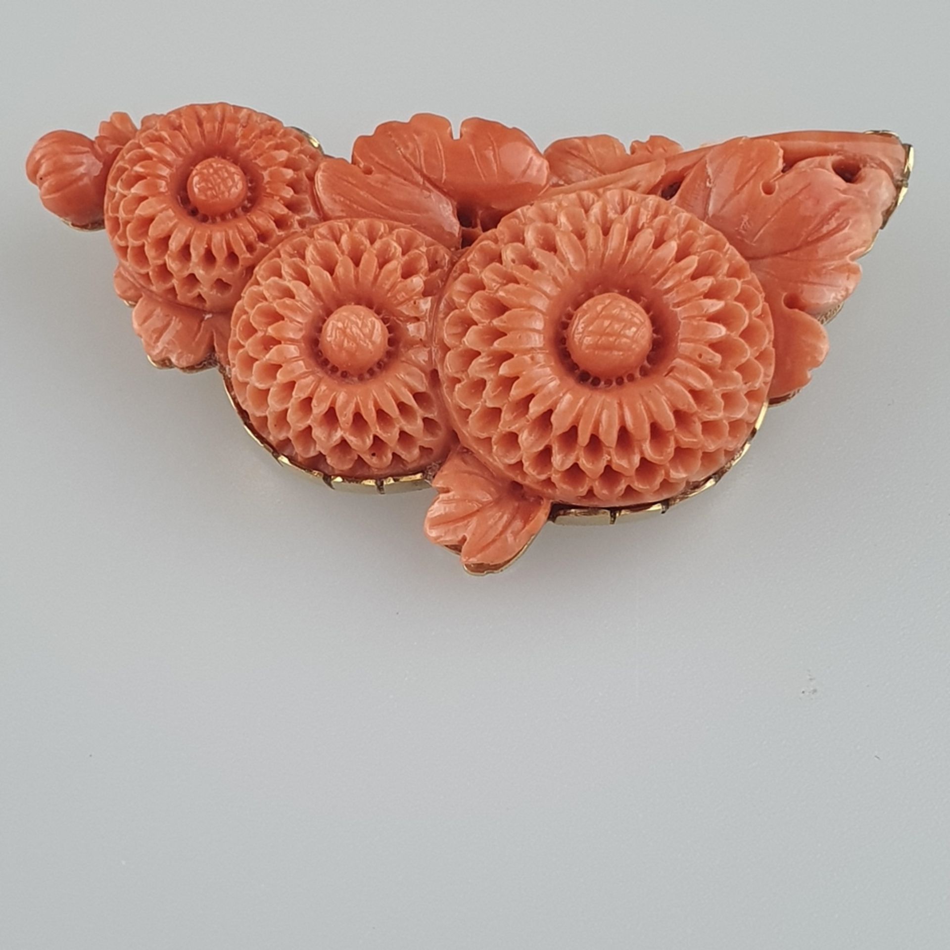 Florale Korallenbrosche - 18-Kt.-Gelbgold-Montage, verso ziergraviert, feinst g - Bild 2 aus 5