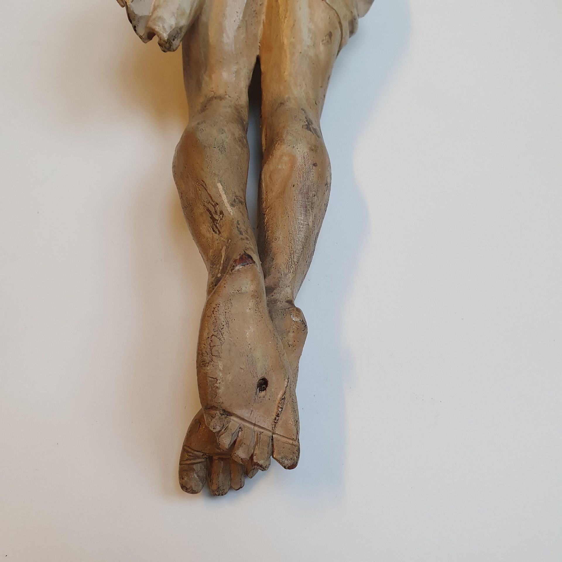 Kruzifix - 19. Jh. oder früher, Holz, vollrund geschnitzt, farbig gefasst, Dars - Image 13 of 13