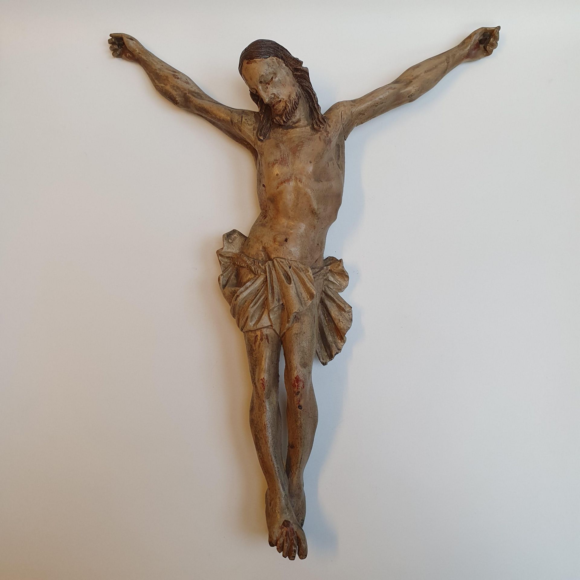 Kruzifix - 19. Jh. oder früher, Holz, vollrund geschnitzt, farbig gefasst, Dars