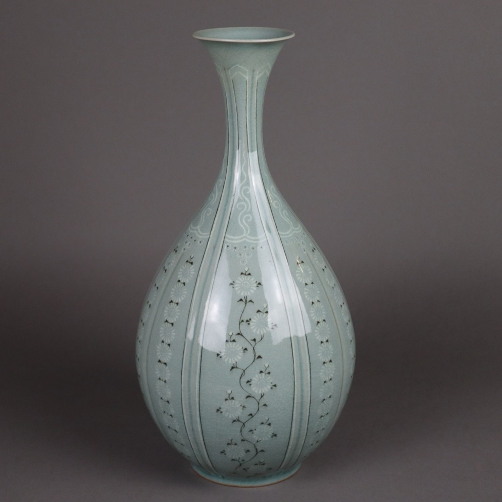 Vase - Korea, in Tropfenform mit fein vernetzter Seladon-Glasur, Dekor mit stil