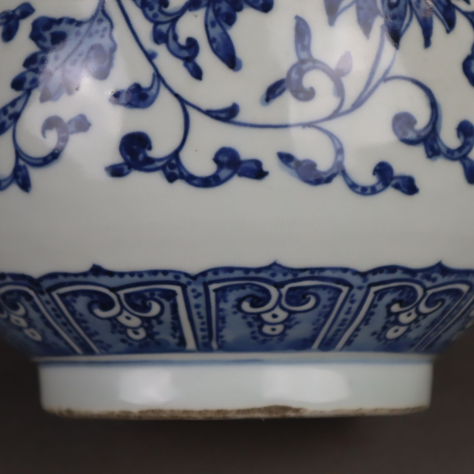 Blau-Weiß-Vase - China, Vase vom Typ Yuhuchun, allseits Bemalung in Unterglasur - Image 7 of 8
