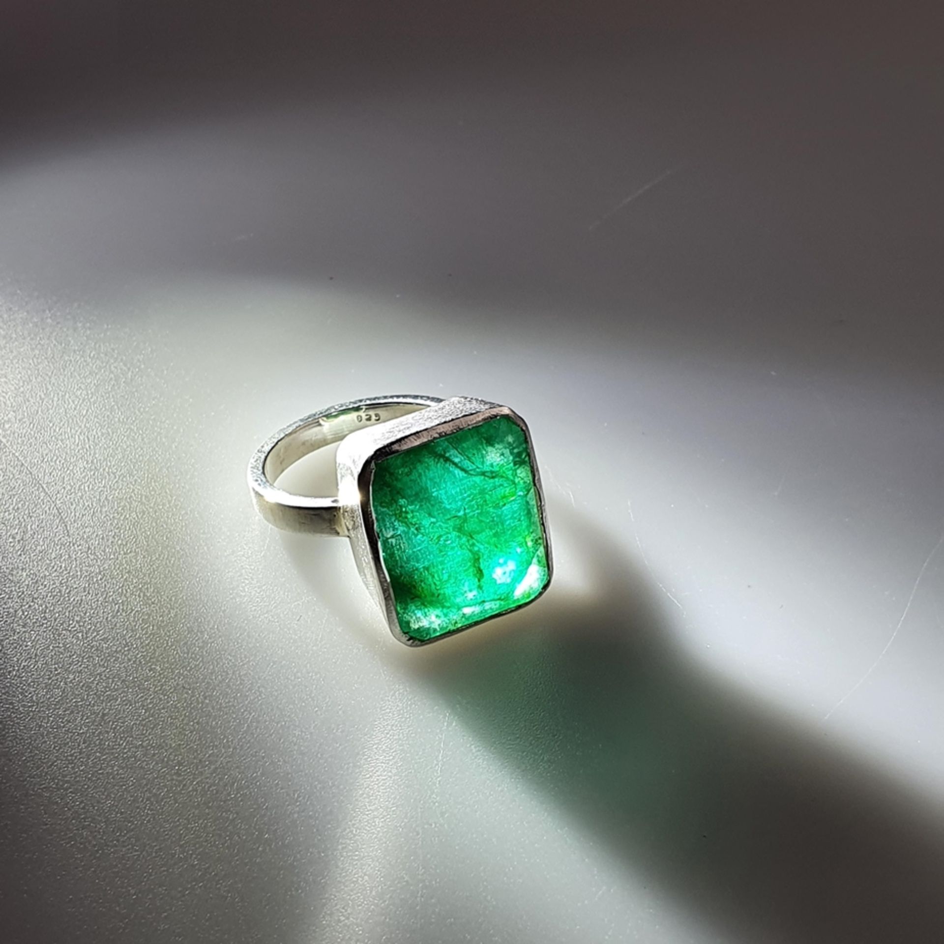 Smaragdring - 925er Silber, Ringkopf besetzt mit rechteckig facettiertem Smarag - Bild 4 aus 4