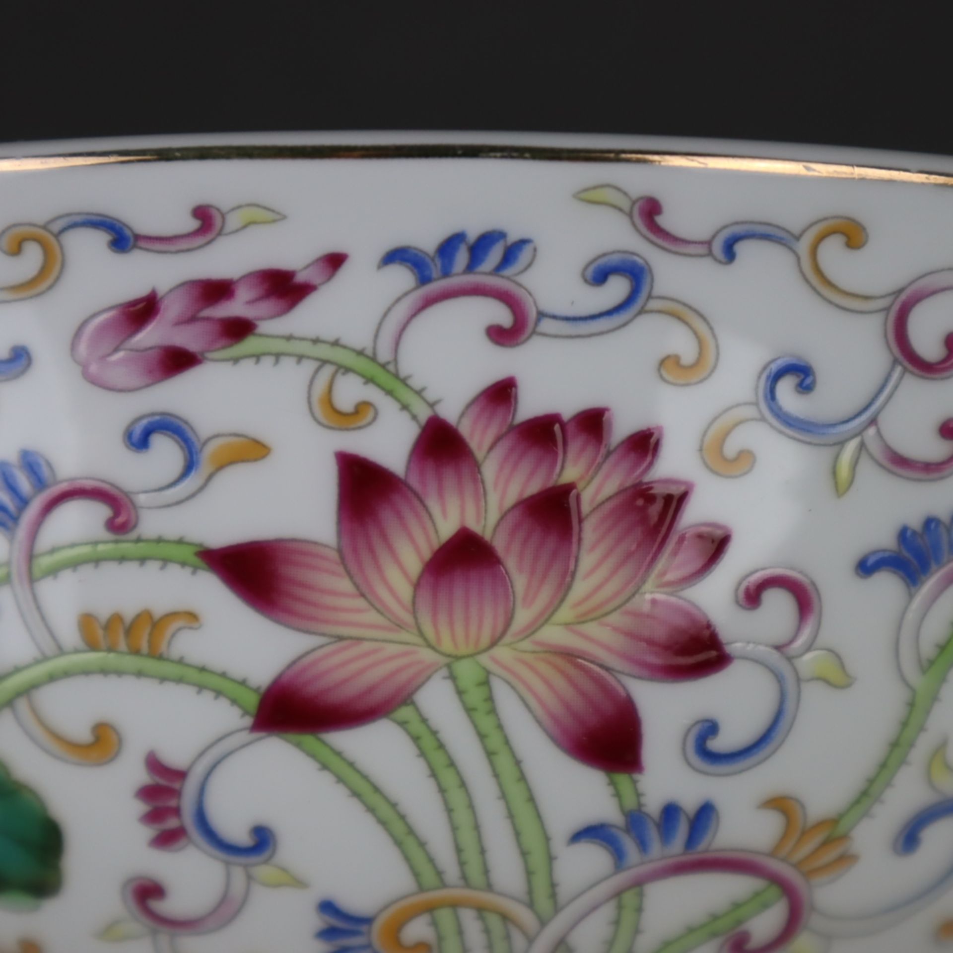 Paar Famille rose-Kummen - China, Porzellan mit Bemalung in polychromen Aufglas - Bild 3 aus 8