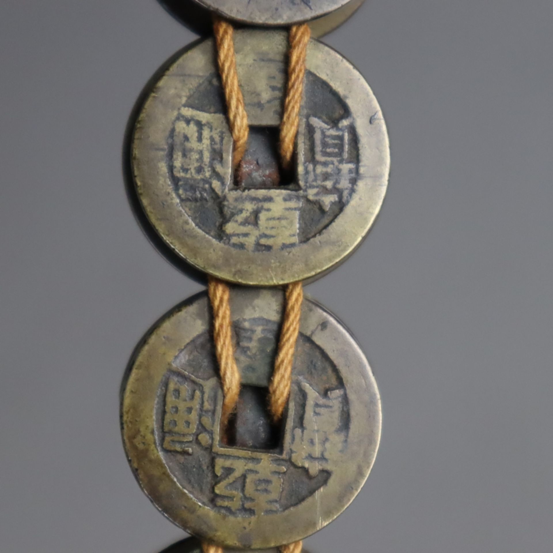 Münzschwert - China, chinesische Bronzemünzen mit viereckiger Lochung in Form e - Bild 5 aus 5