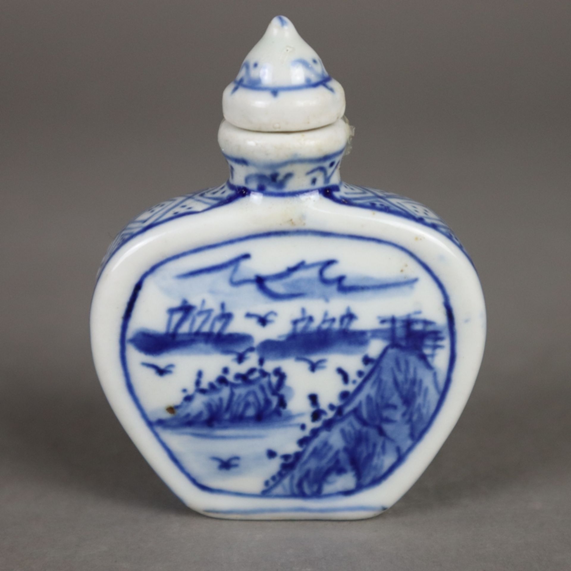Zwei Porzellan-Snuffbottles - China, 20.Jh., unterglasurblaue Bemalung mit Land - Bild 2 aus 6