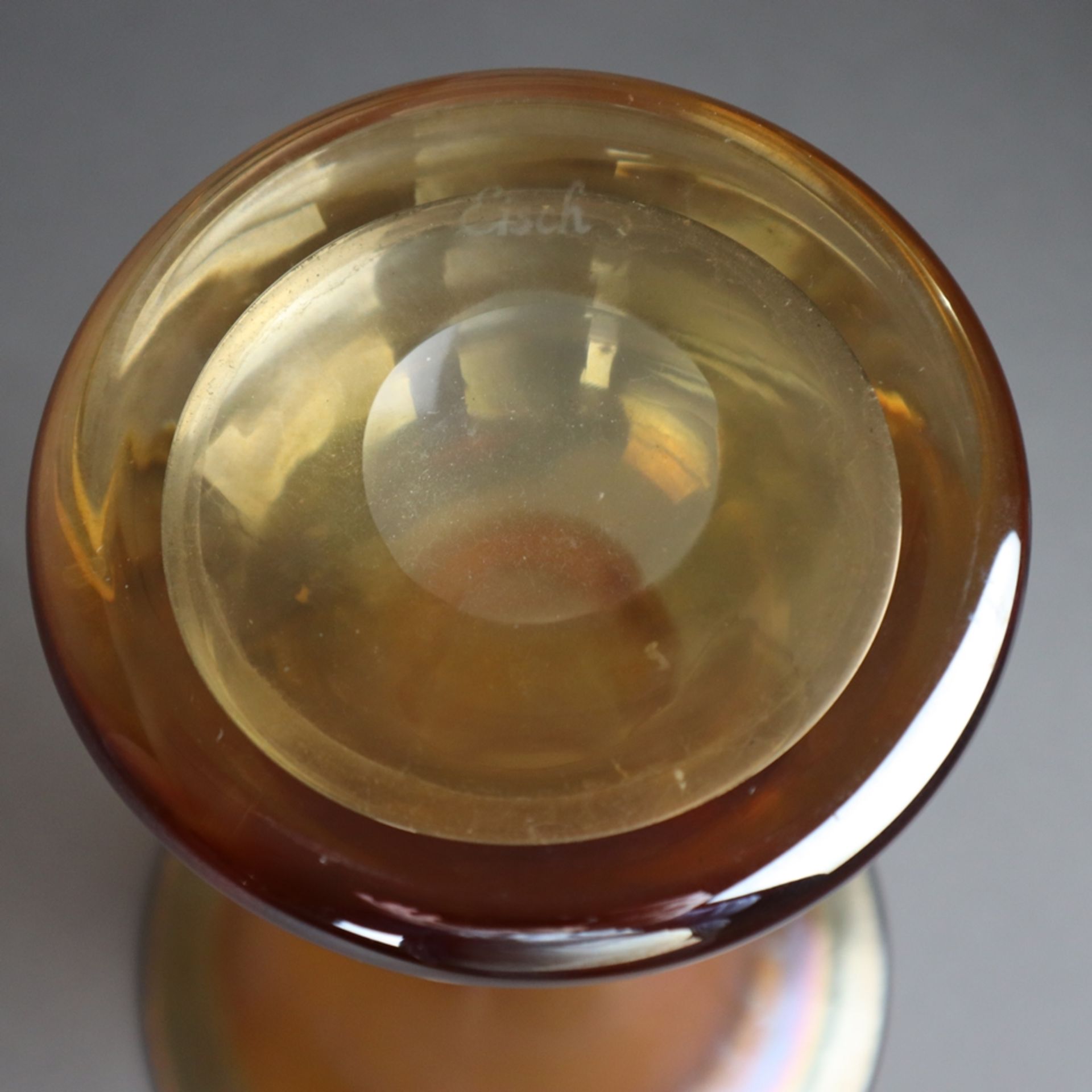Vase - Erwin Eisch, Trompetenform, bernsteinfarbenes Glas, lüstriert, Boden mit - Bild 6 aus 6