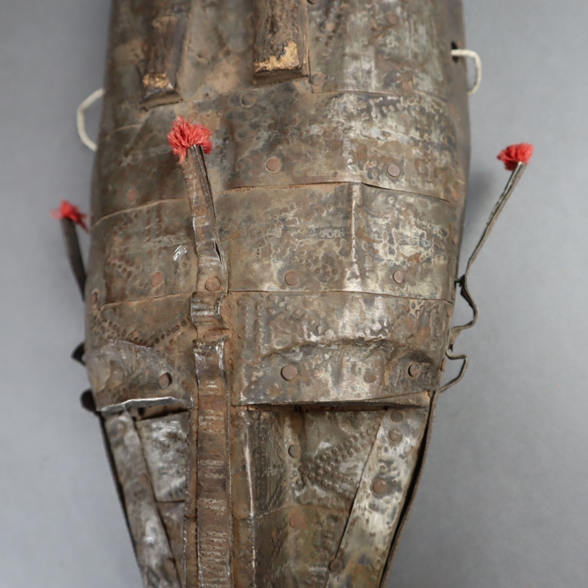 Metallbeschlagene Maske - Bambara/Marka, Mali, Holz/Metallbeschlag/Wolle, schma - Bild 3 aus 6