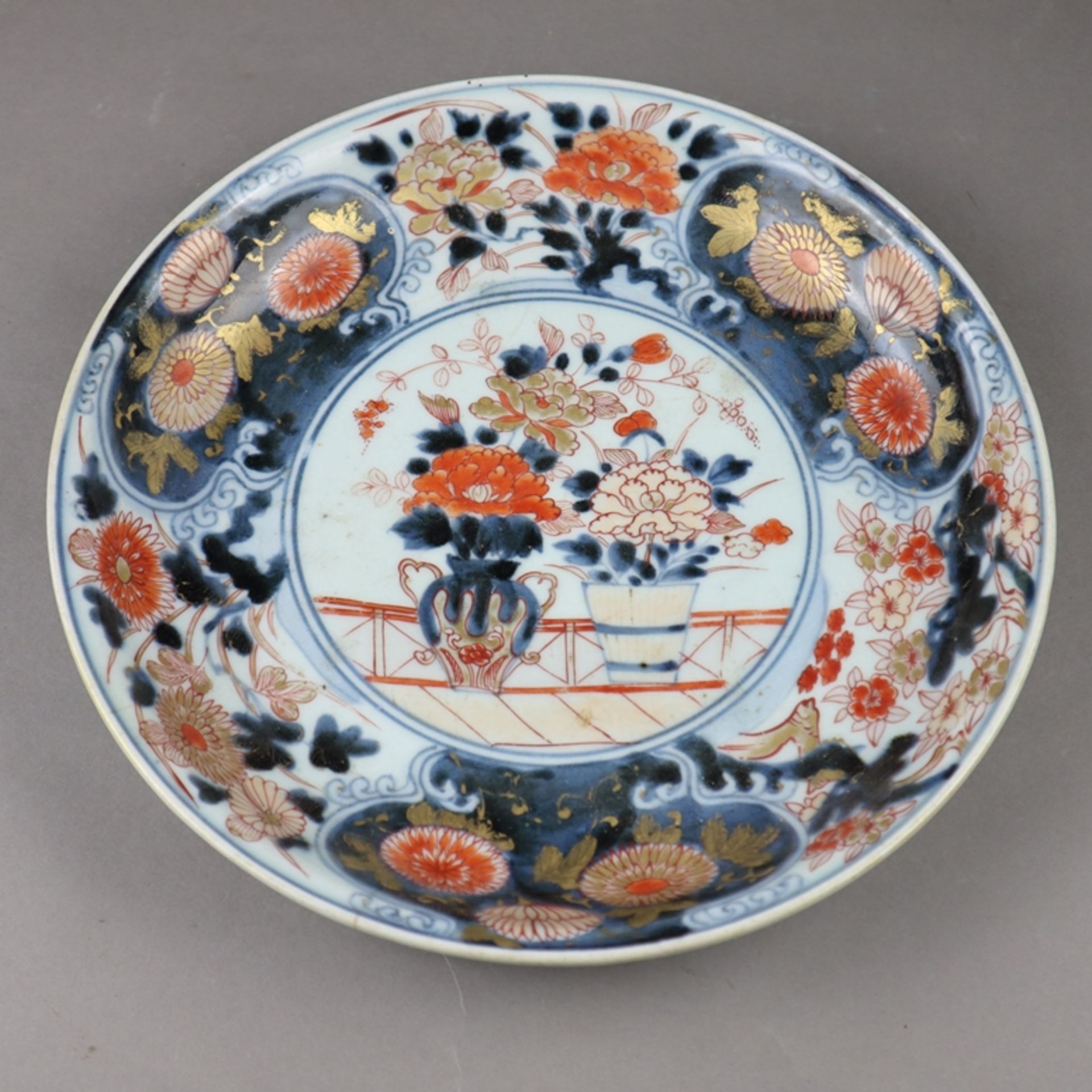 Imari-Teller - Japan, um 1700, schwerer Porzellanscherben mit gemaltem "Imari"-