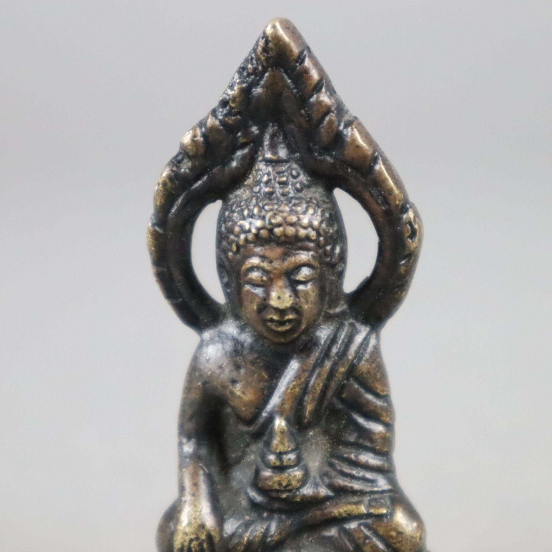 Miniaturbuddha/Reisebuddha - feiner Bronzeguss, auf doppeltem Lotossockel unter - Bild 3 aus 5