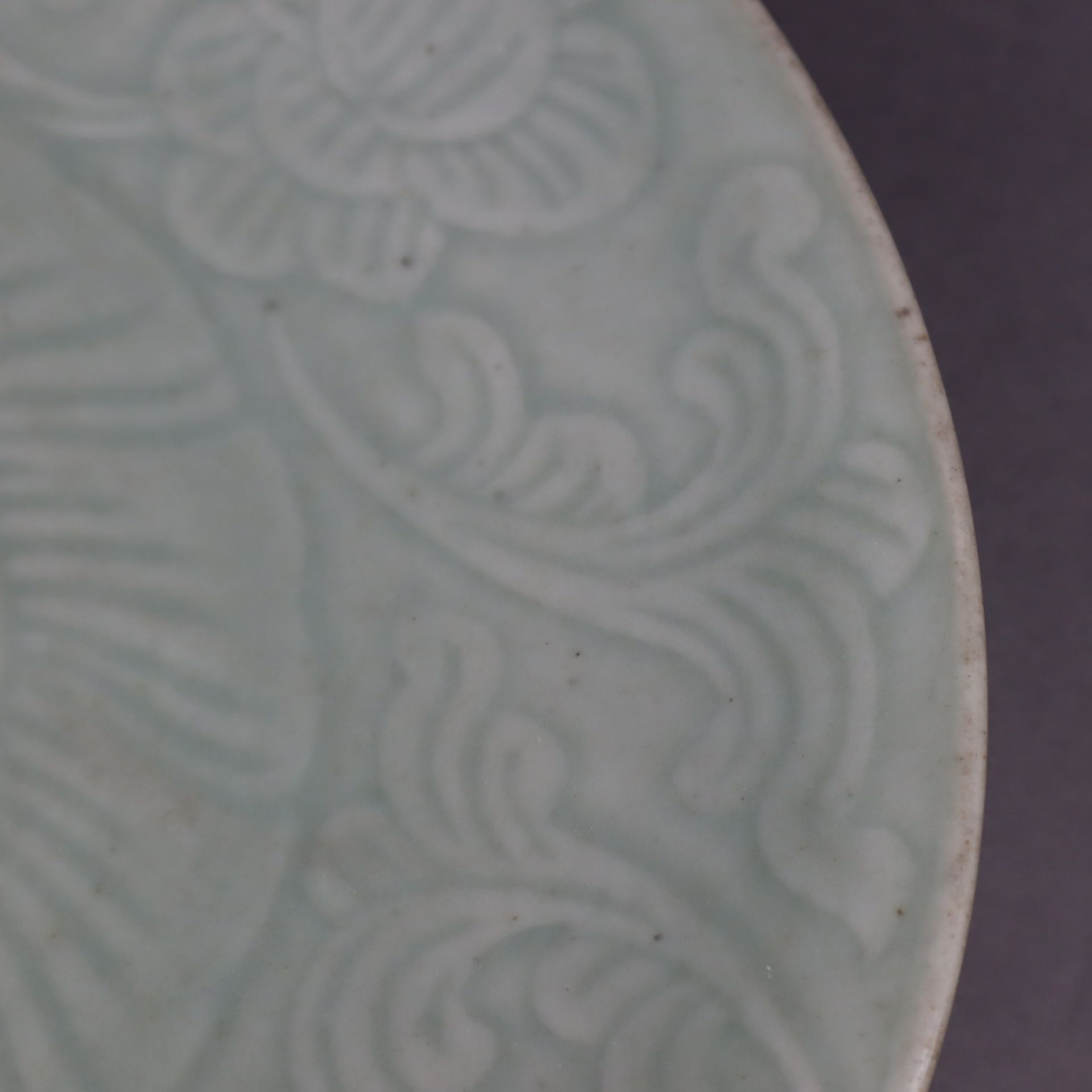 Seladonteller - China, Qing-Dynastie, flacher Reliefdekor mit Lotosranken und m - Bild 5 aus 6