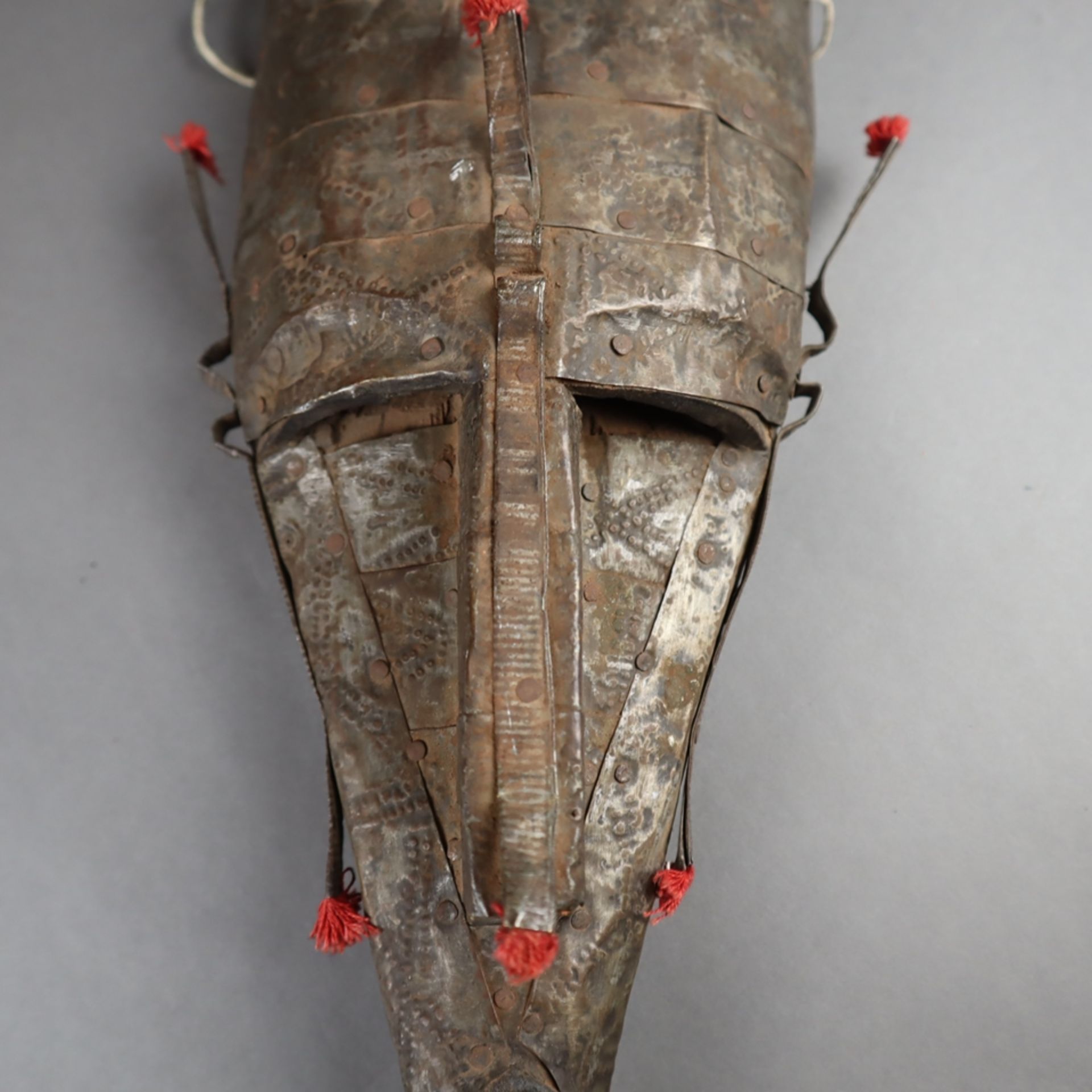 Metallbeschlagene Maske - Bambara/Marka, Mali, Holz/Metallbeschlag/Wolle, schma - Bild 2 aus 6