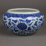 Kleiner Cachepot - China, Porzellan, unterglasurblauer Dekor mit Blüten- und or