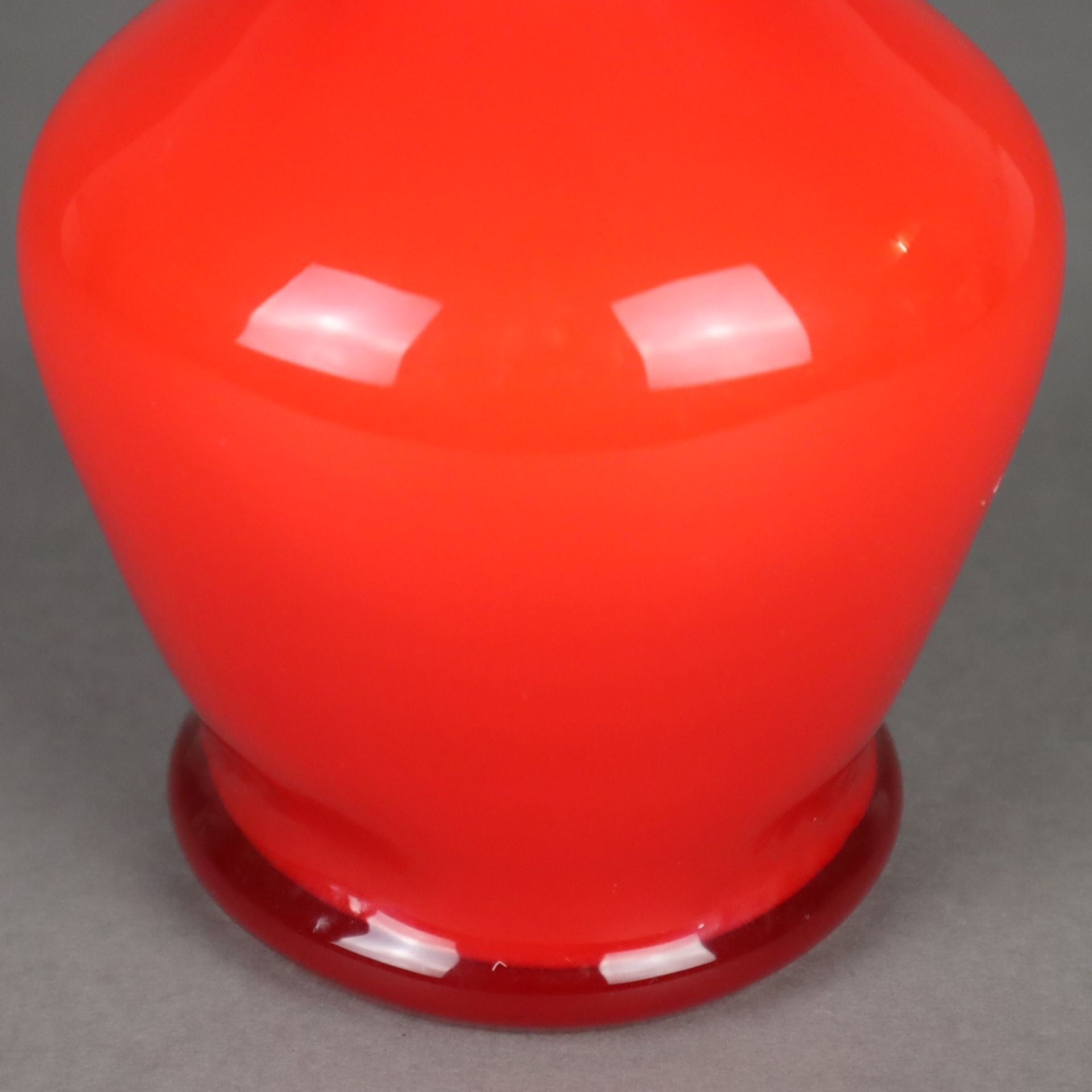 Vase "Tango" - Loetz Witwe, um 1920, rotes Glas mit klarem Überfang, weiß-opal - Bild 4 aus 5