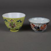 Zwei Koppchen - China, kleines Koppchen mit Dekor in Imari-Farben, H./Dm.ca.3,5