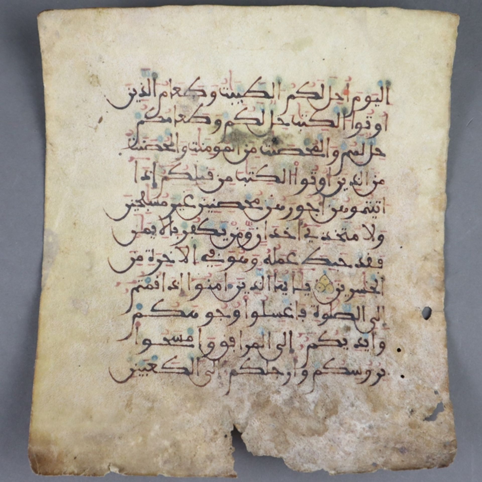Koranseite - Suren in kaligrafischer Schrift auf Pergamentrolle (Rehhaut?), bei