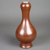 Vase - China, Porzellan, gefußter, birnenförmig gelängter Korpus mit Knoblauch-