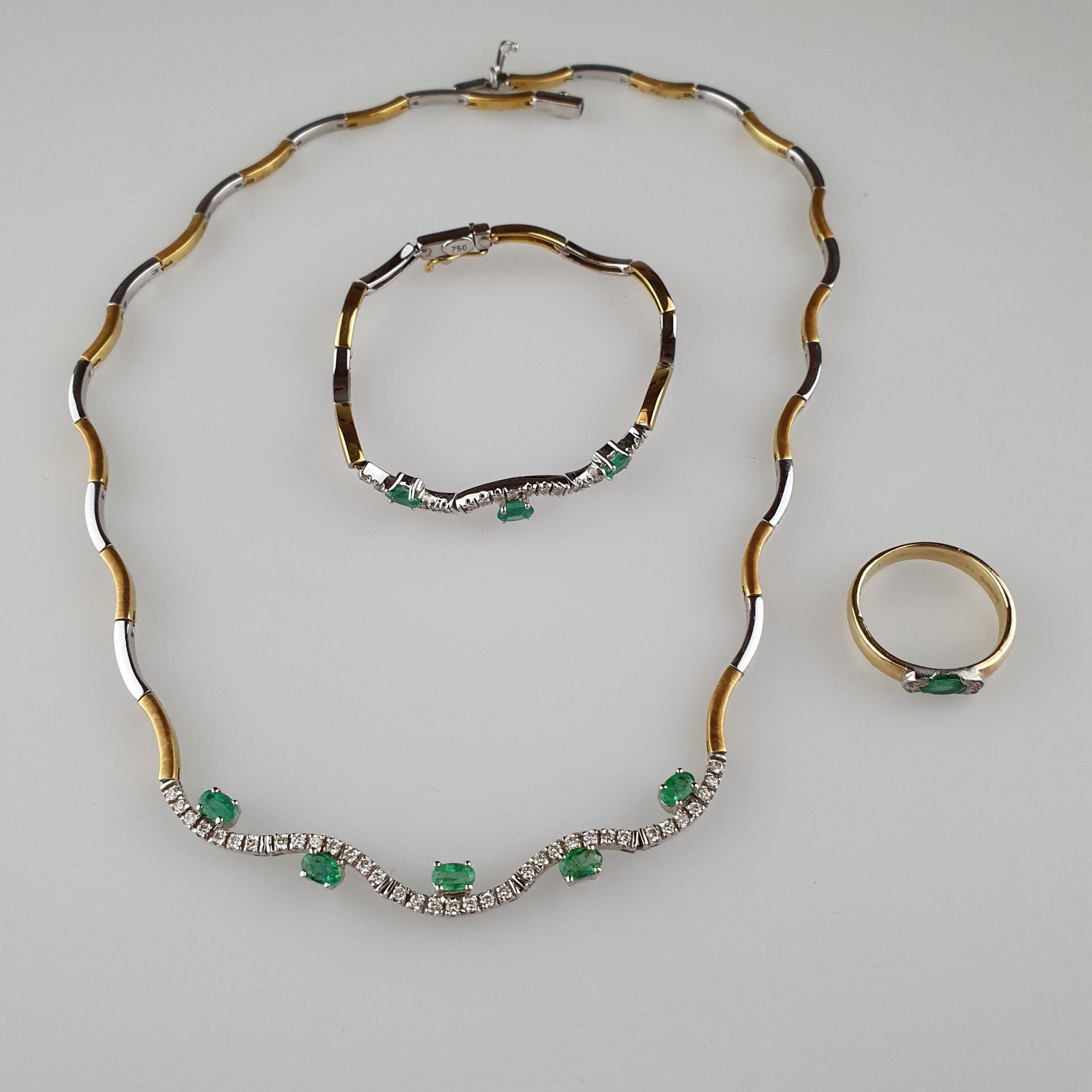 Gold-Schmuckset mit Smaragden und Brillanten - 3-teilig: 1x Collier, 750/ Bicol