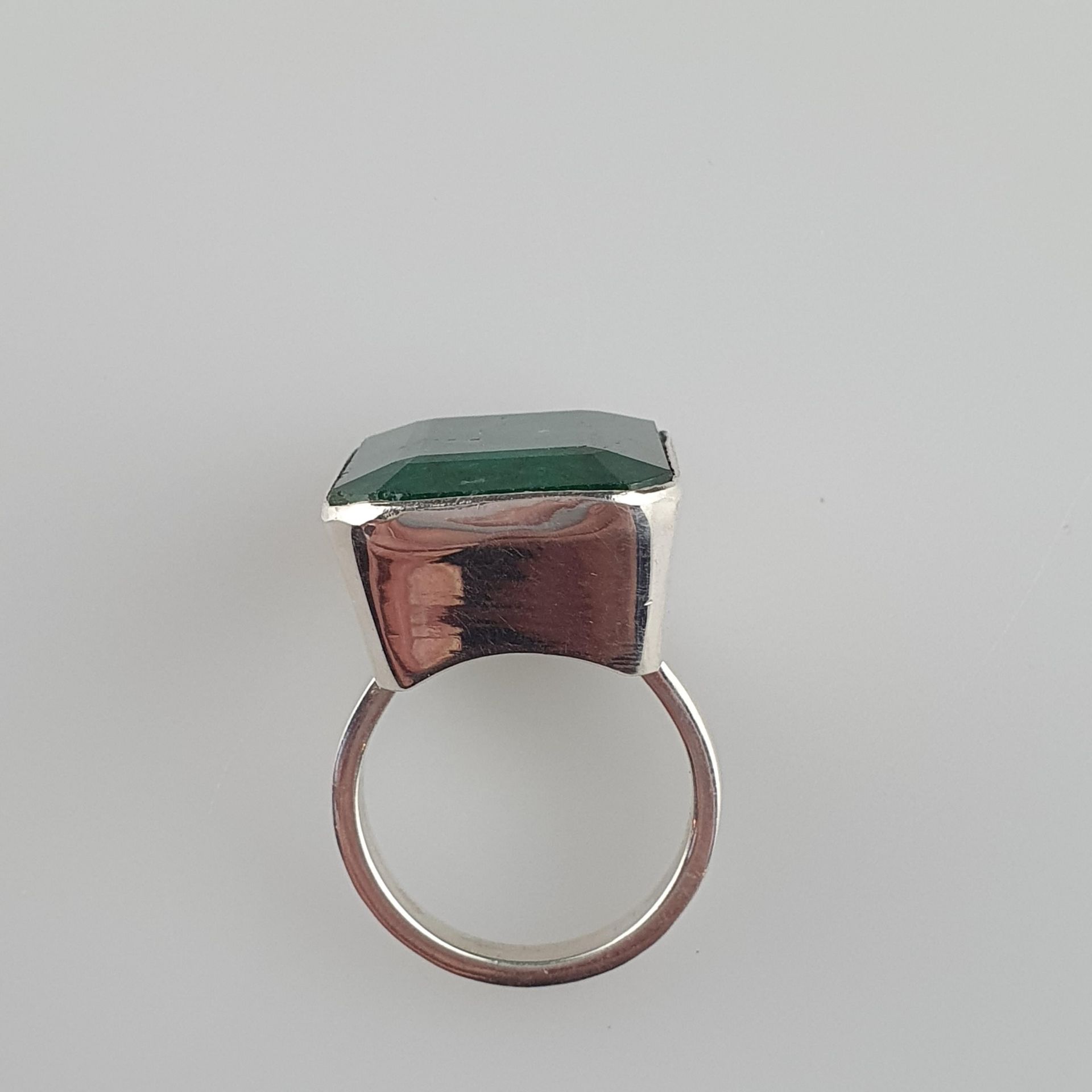 Smaragdring - 925er Silber, Ringkopf besetzt mit Smaragd 45 ct, D.ca.19,7 mm, G - Bild 5 aus 5