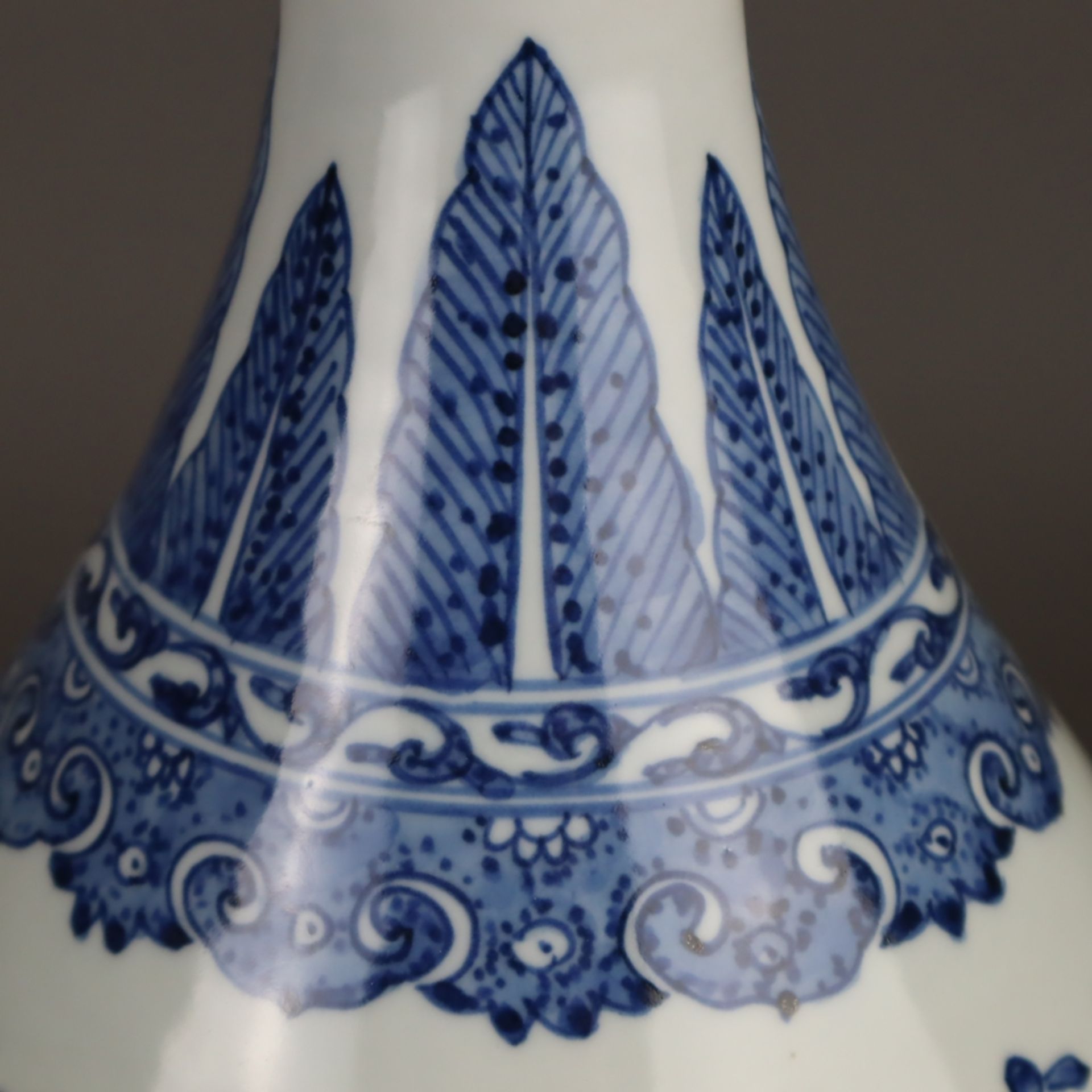 Blau-Weiß-Vase - China, Vase vom Typ Yuhuchun, allseits Bemalung in Unterglasur - Image 5 of 8