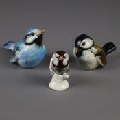 Drei Vogelfiguren - Goebel, Keramik, polychrom bemalt, 1x Blaumeise, Modell-Nr.