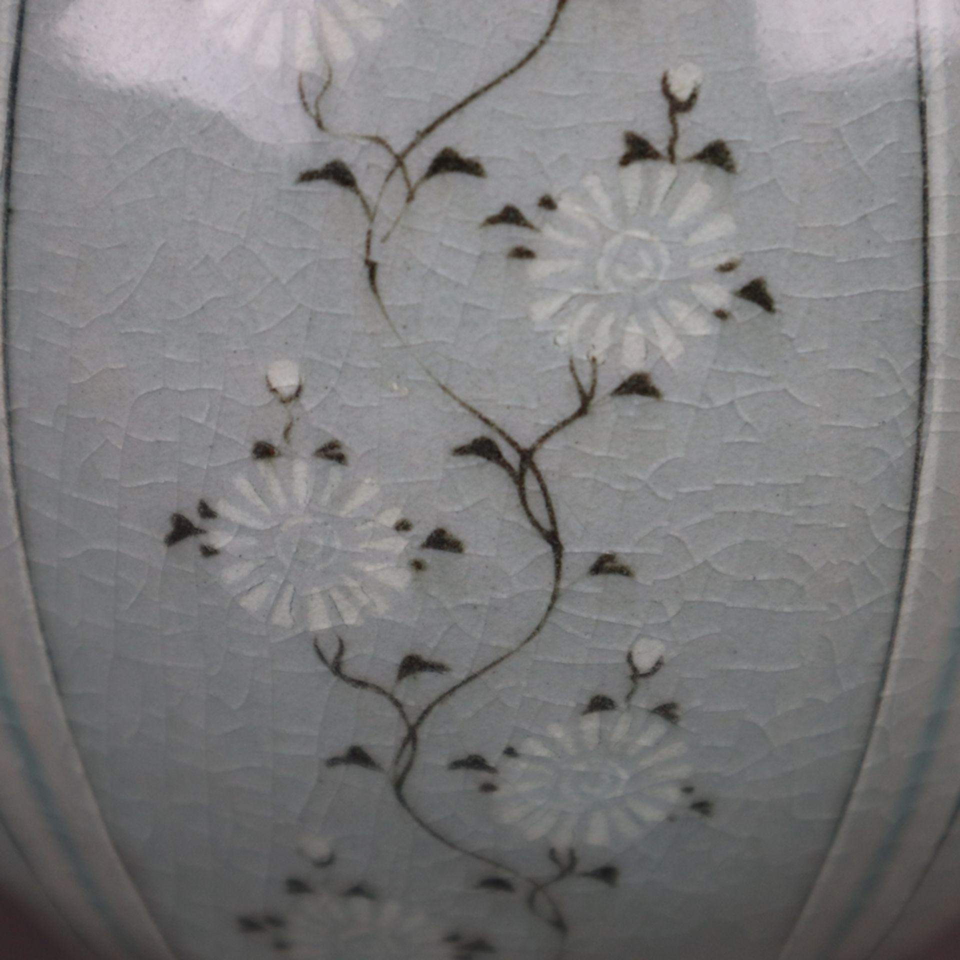 Vase - Korea, in Tropfenform mit fein vernetzter Seladon-Glasur, Dekor mit stil - Bild 6 aus 9
