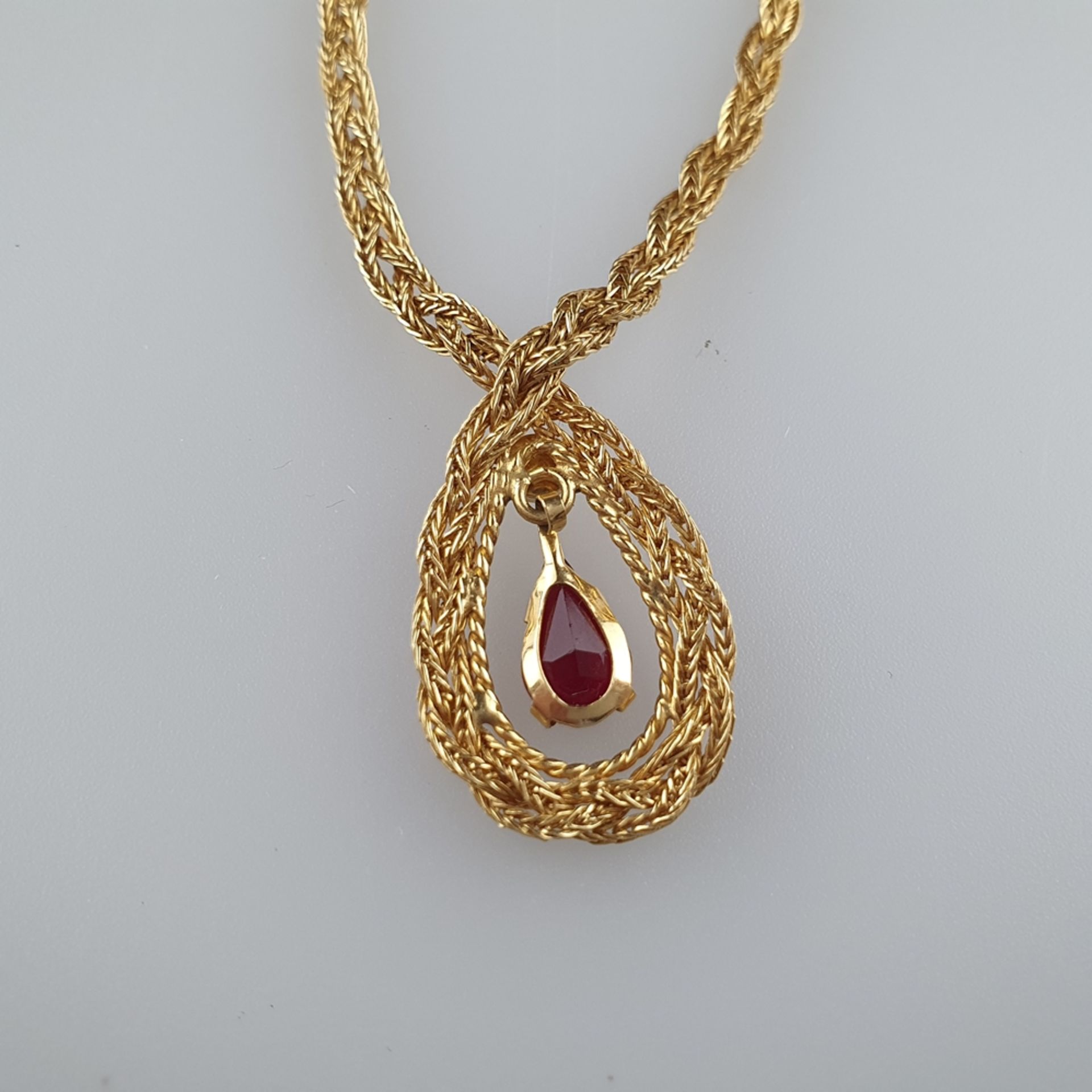 Flechtcollier - Gelbgold 750, Schlaufe mit angehängtem facettiertem Granat in T